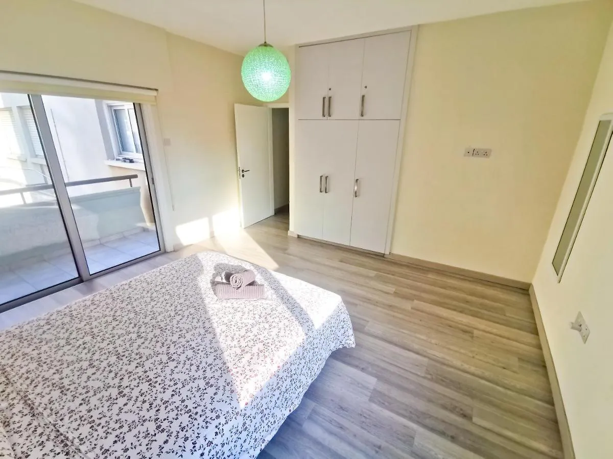 Beach-A-Holic Apartment, 2 Min Distance From Larnaca Marina 0*,