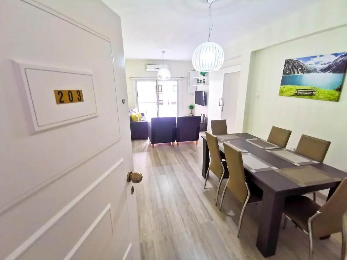 Beach-A-Holic Apartment, 2 Min Distance From Larnaca Marina Apartment
