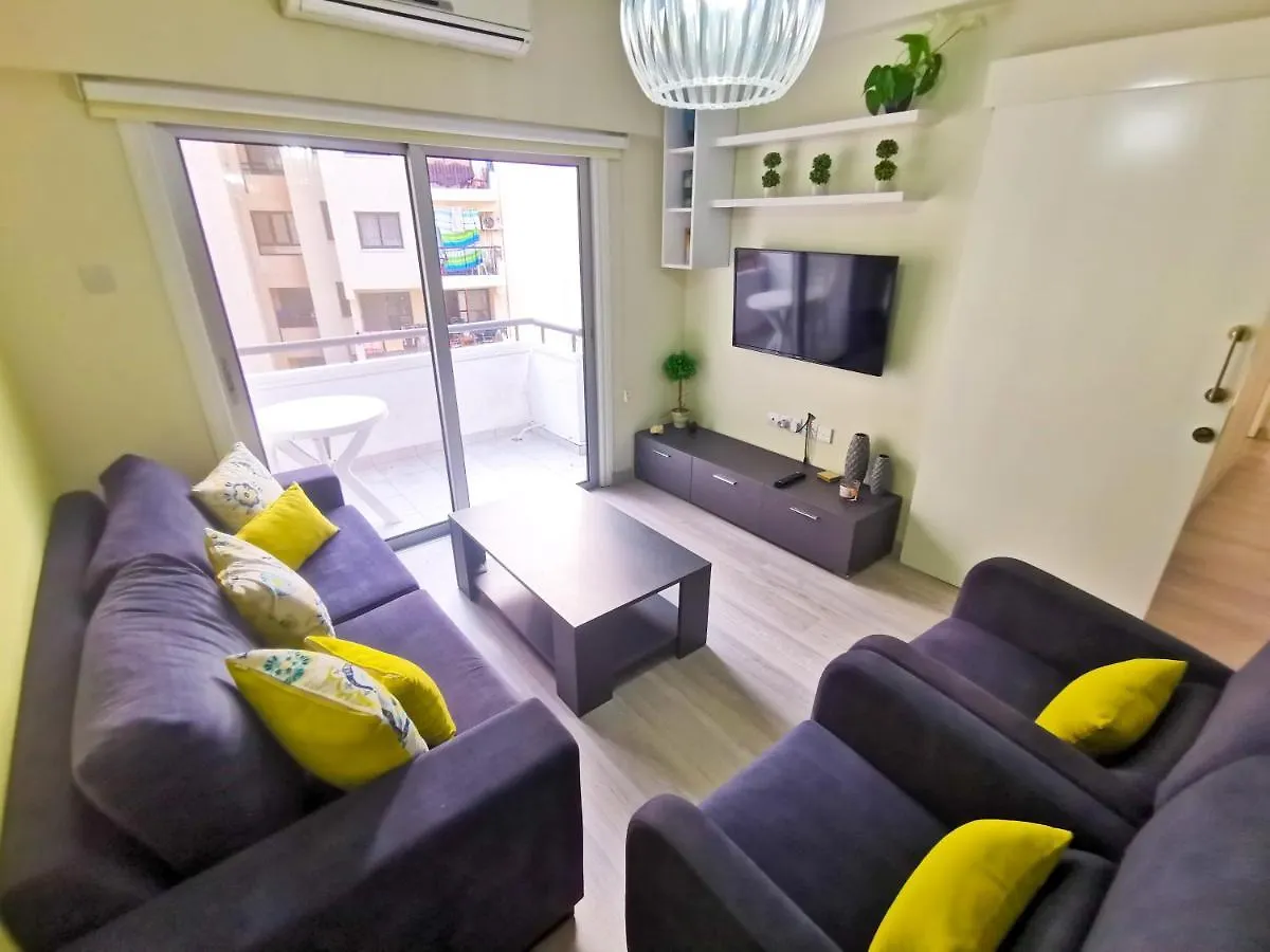 Beach-A-Holic Apartment, 2 Min Distance From Larnaca Marina